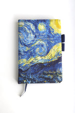 Agendă cu copertă decorată cu pictura „Noapte Înstelată” de Van Gogh, cu panglică semn de carte.