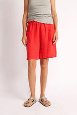 Bermude roșii din in 100%, stil casual, tiv îngust și buzunare laterale destrămate.