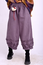 Pantaloni lejeri cu volane la tiv și talie elastică, din 100% bumbac, purtați pe model.