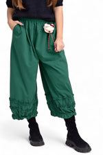 Pantaloni lejeri cu volane la tiv și talie elastică, din 100% bumbac, purtați pe model.