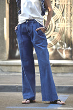 Blugi cu talie înaltă Lara, vedere frontală, croială lejeră și pense în talie