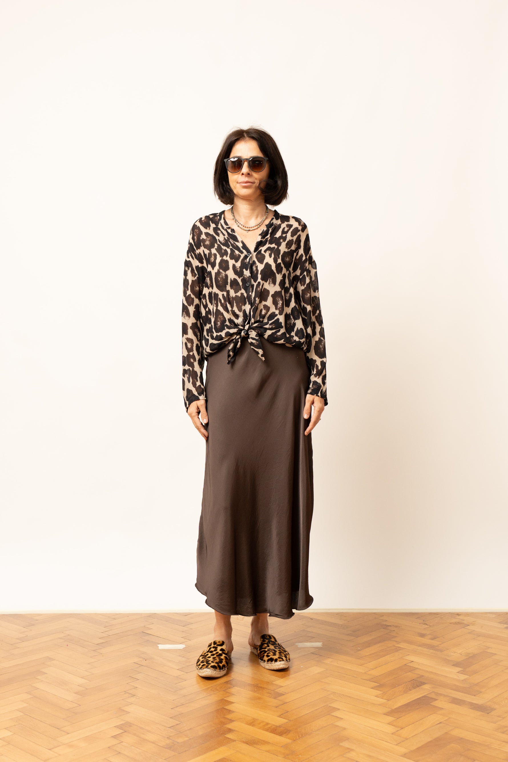 Bluza damă cu imprimeu animal print leopard, vedere din față, asortată cu fustă satinată maro.