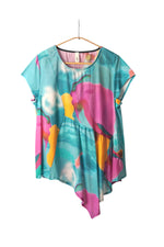 Bluză turcoaz cu imprimeu abstract în nuanțe de roz, galben și alb, croială asimetrică, vedere frontală