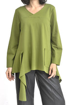 Bluză verde asimetrică cu decolteu în V și benzi decorative laterale, realizată din material elastic cu cădere lejeră