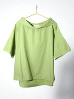 Bluză lejeră verde cu mâneci scurte, guler bărcuță și umeri căzuți din bumbac 100%