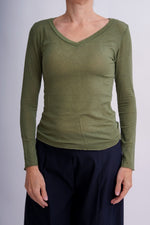 Bluză verde olive din cașmir și modal, cu mâneci lungi și croială feminină.