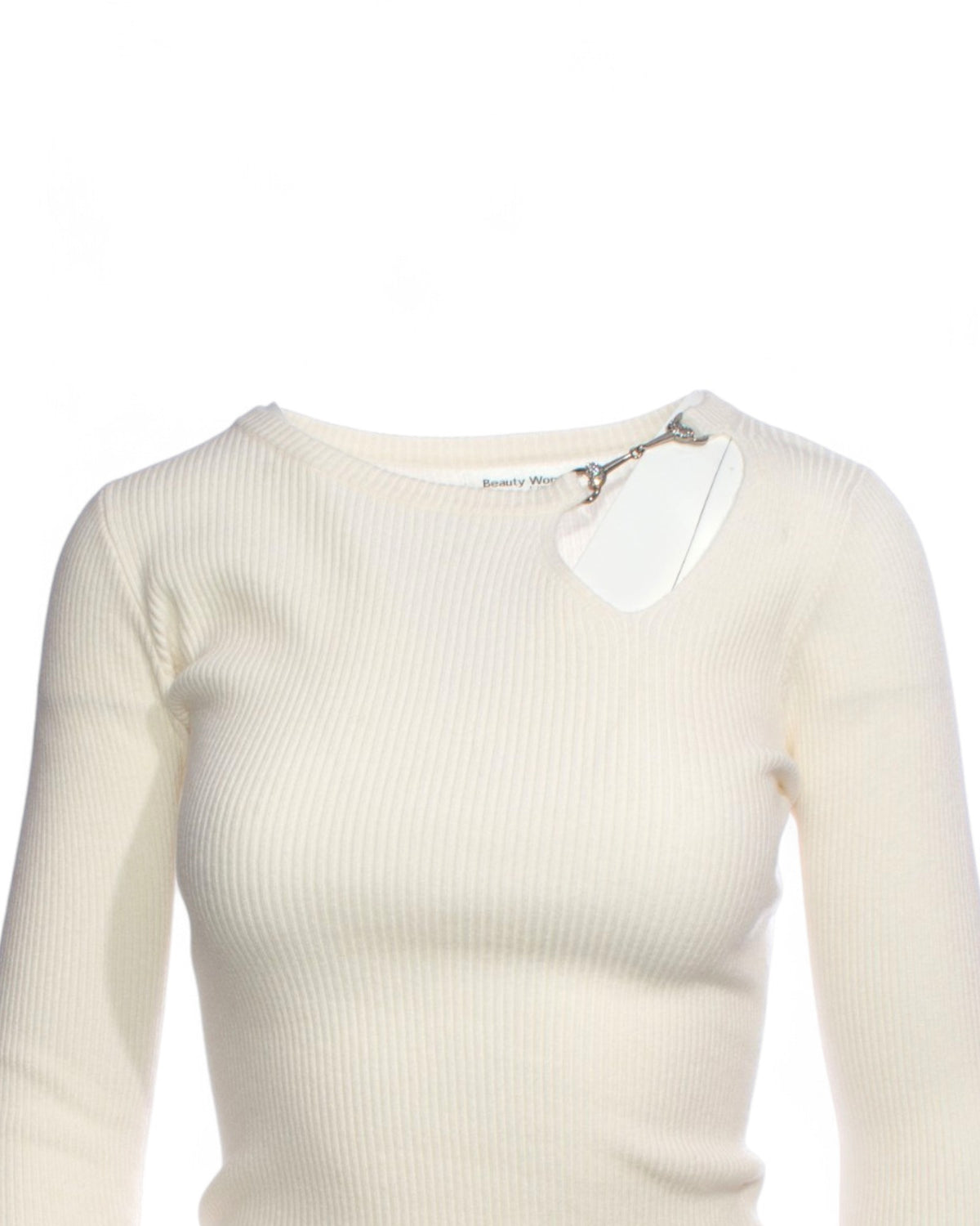 Detaliu decolteu decorativ pe bluza casual crem, cu perle și pietre.