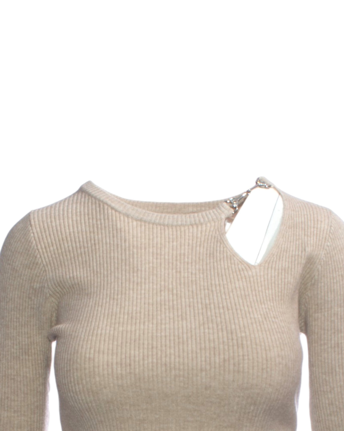 Detaliu decolteu cu margine elegantă decorată cu perle și pietre.