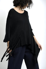 Bluză neagră cu colț asimetric și franjuri, croială amplă, stil boem și confortabil.