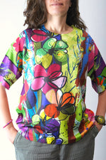 Bluză multicoloră cu imprimeu floral pop art, purtată lejer pe corp