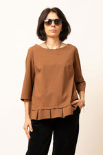 Bluza damă cărămizie, croială dreaptă cu volănaș la bază și mâneci trei sferturi.