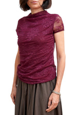 Bluză bordeux din dantelă florală, croială dreaptă, vedere frontală.