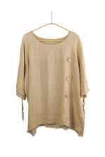 Bluză bej din in cu mânecă 3/4 și detalii cu nasturi decorativi pe lateral