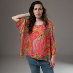Bluză fluidă tip fluture, din mătase imprimată cu pattern abstract în tonuri de portocaliu, roz intens și galben, perfectă pentru vară.