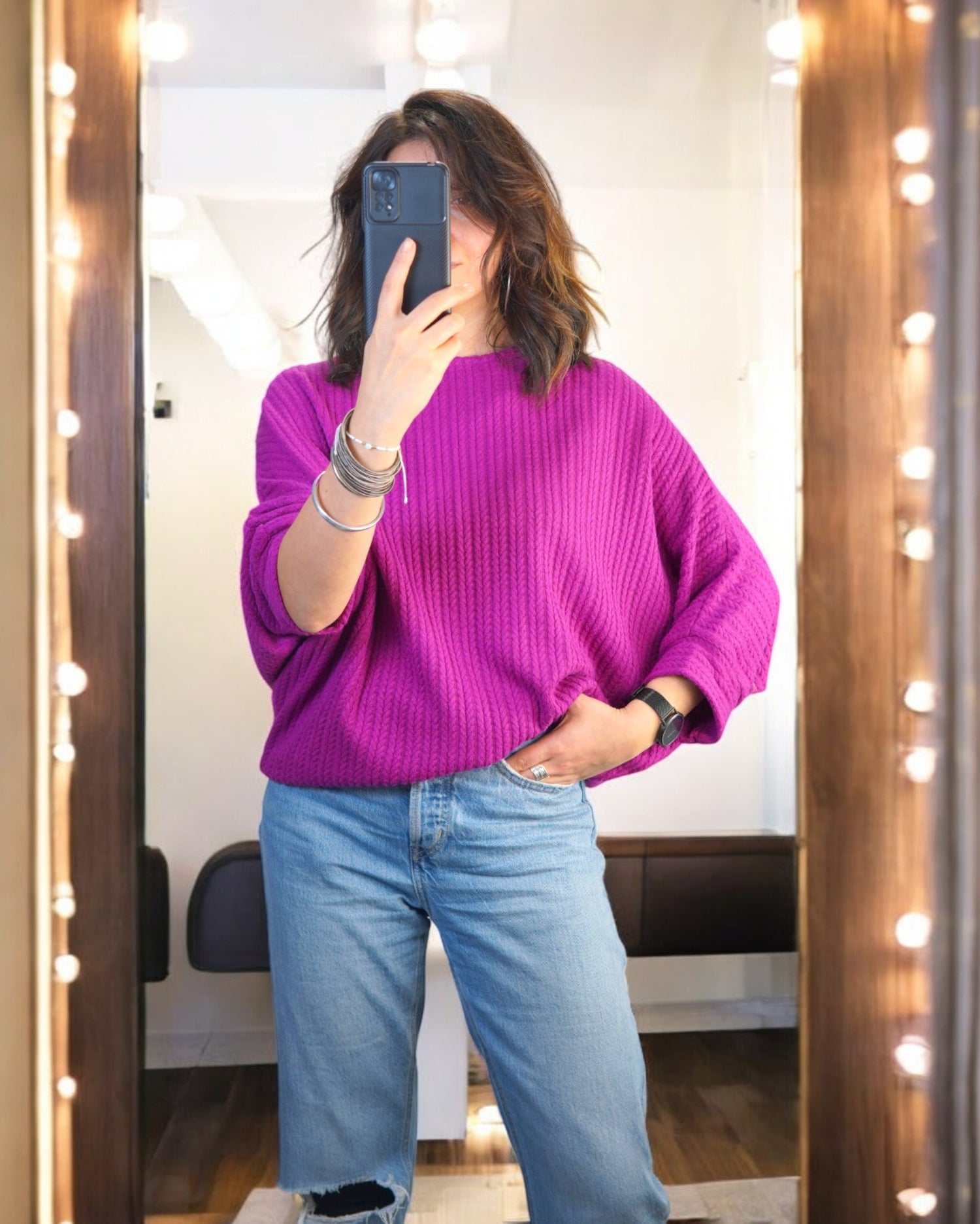 Bluză lejeră tip fluture, fucsia, din jerseu reliefat zig-zag, cu mâneci bufante și decolteu rotund.