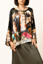 Bluza cu imprimeu artistic în nuanțe predominante de negru și culori contrastante, vedere frontală