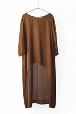 Bluză lungă cafenie cu design minimalist și tăietură curbată în partea din spate.