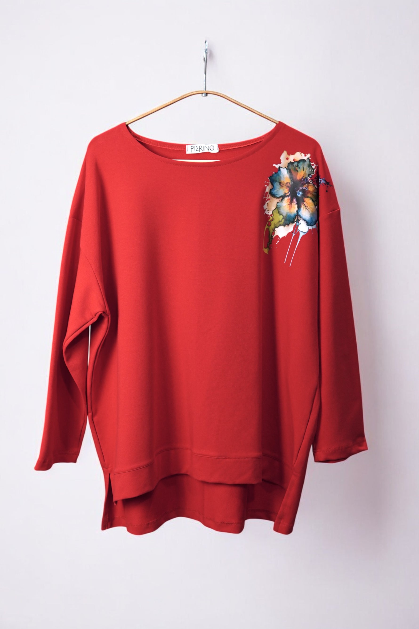 Bluza roșie Pierino cu mânecă lungă și imprimeu floral pictural pe umăr, din material moale, cu design asimetric și lejer.