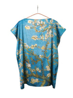 Bluză largă de plajă cu imprimeu inspirat din pictura lui Van Gogh „Ramuri de migdal înflorit” pe fundal turcoaz