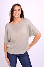 Bluză gri-argintie din tricot subțire cu sclipici și fundă la spate, purtată pe model.