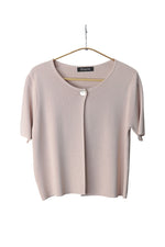 Bluză crem cu mâneci scurte și design minimalist, accesorizată cu nasture sidef