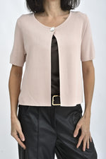 Bluză crem cu mâneci scurte și design minimalist, accesorizată cu nasture sidef