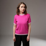 Bluză roz intens din tricot cu mâneci scurte și guler rotund, cu margini reiate în dungi albe