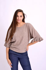 Bluză bej din tricot fin cu mânecă 3/4 și volan, perfectă pentru ținute casual chic.