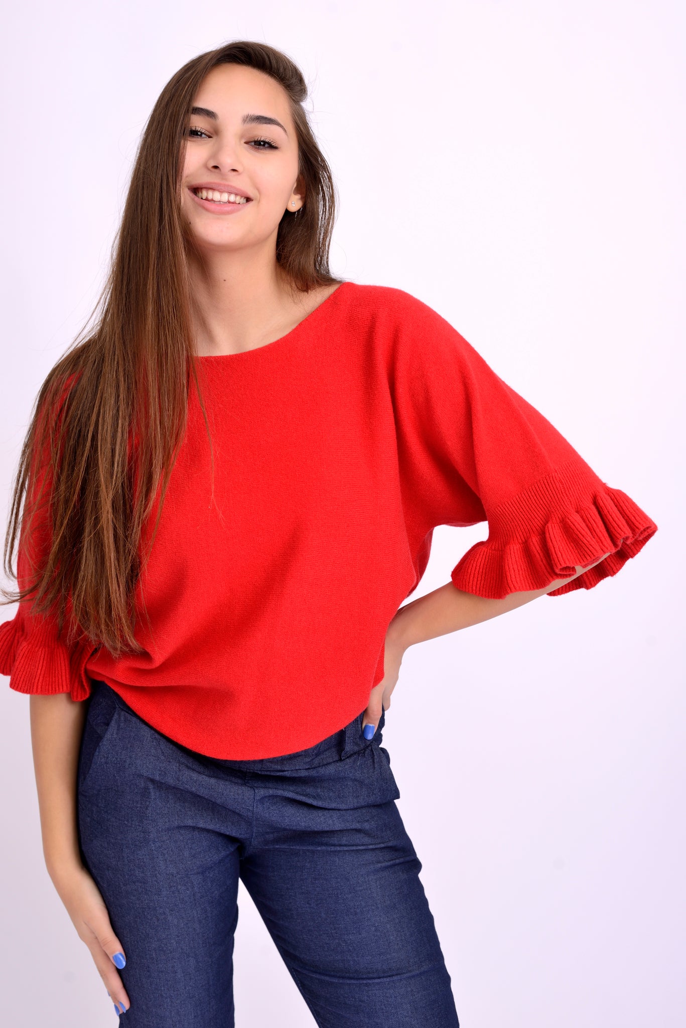 Bluză din tricot soft cu mânecă 3/4 și volan la terminație, croială lejeră și umeri căzuți.