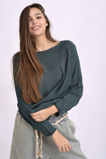 Bluza tricotată lejeră în nuanță verde petrol, vedere din față, cu croială dreaptă și transparentă.