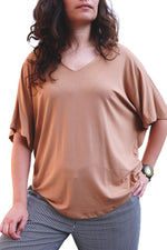 Bluză lejeră bej cu umeri căzuți și decolteu în V, vedere din față