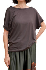 Bluză maro ciocolatiu cu umeri căzuți și cădere fluidă a materialului.