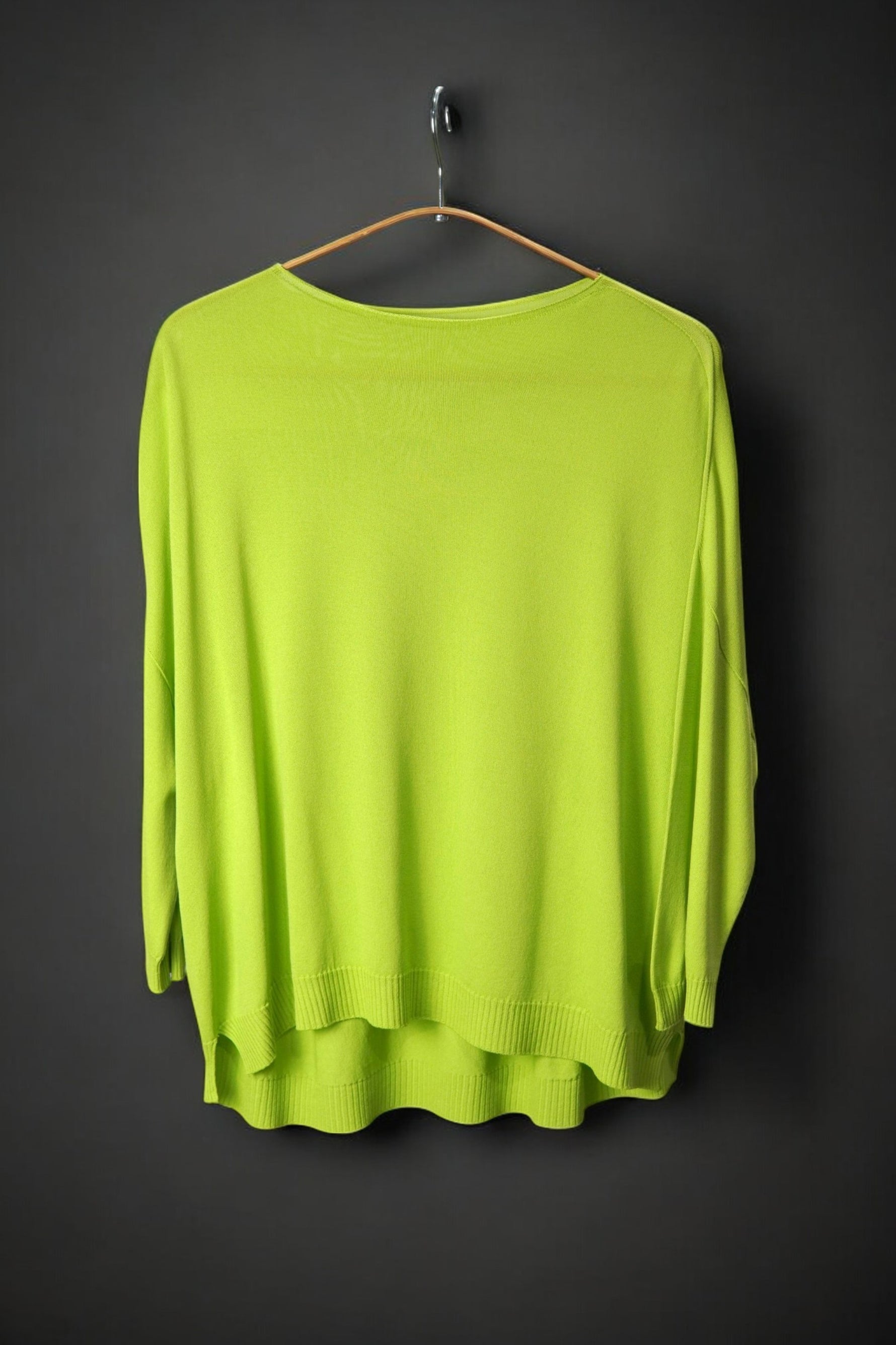 Bluza verde neon largă, confecționată din material subțire și ușor, cu tiv elastic.