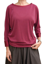 Bluză bordo lejeră din viscoză și poliester, cu umeri căzuți și mâneci trei sferturi, vedere frontală.