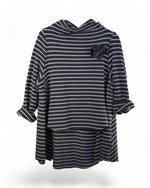 Bluză asimetrică cu imprimeu navy și guler tip barcă, vedere frontală