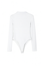Body alb din viscoză și elastan, cu guler înalt și croială ajustată.