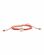 Brățară împletită roșie și albă, decorată cu un pandantiv arborele vieții, ajustabilă prin șnur.