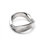 Brățară tip cuff din aluminiu reciclat cu formă neregulată ondulată, fotografiată pe fundal alb