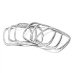 Set de brățări pătrate cu formă ușor neregulată, realizate manual din aluminiu reciclat, așezate pe fundal alb