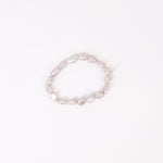 Brățară elastică din perle de cultură gri, în forme neregulate, cu luciu natural.