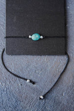 Brățară cu piatră turcoaz ovală și șiret negru
