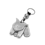 Breloc în formă de pisicuță stilizată, lucrat manual din aluminiu reciclat, fotografiat pe fundal alb