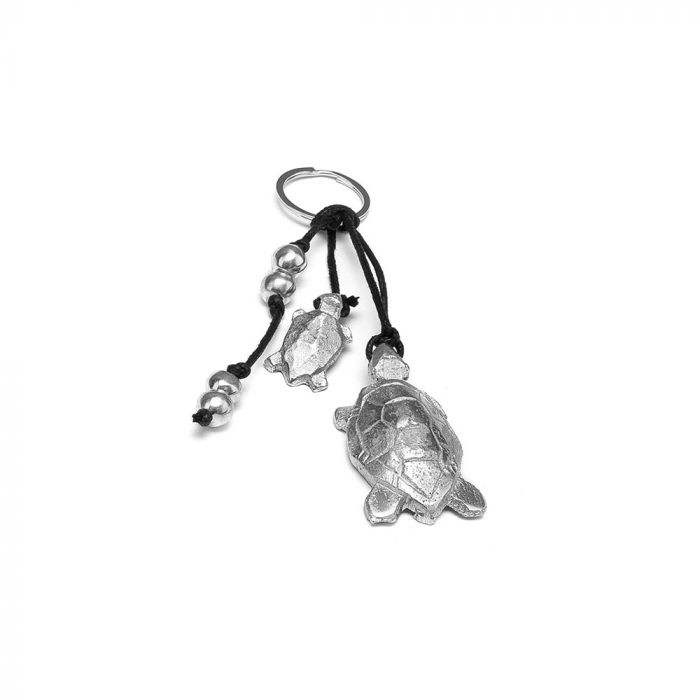 Breloc handmade din aluminiu reciclat, model broască țestoasă, simbol al înțelepciunii și longevității.