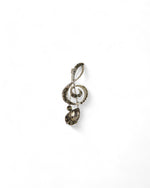 Broșă cheie sol cu cristale gri și design sofisticat, potrivită pentru orice ocazie.”