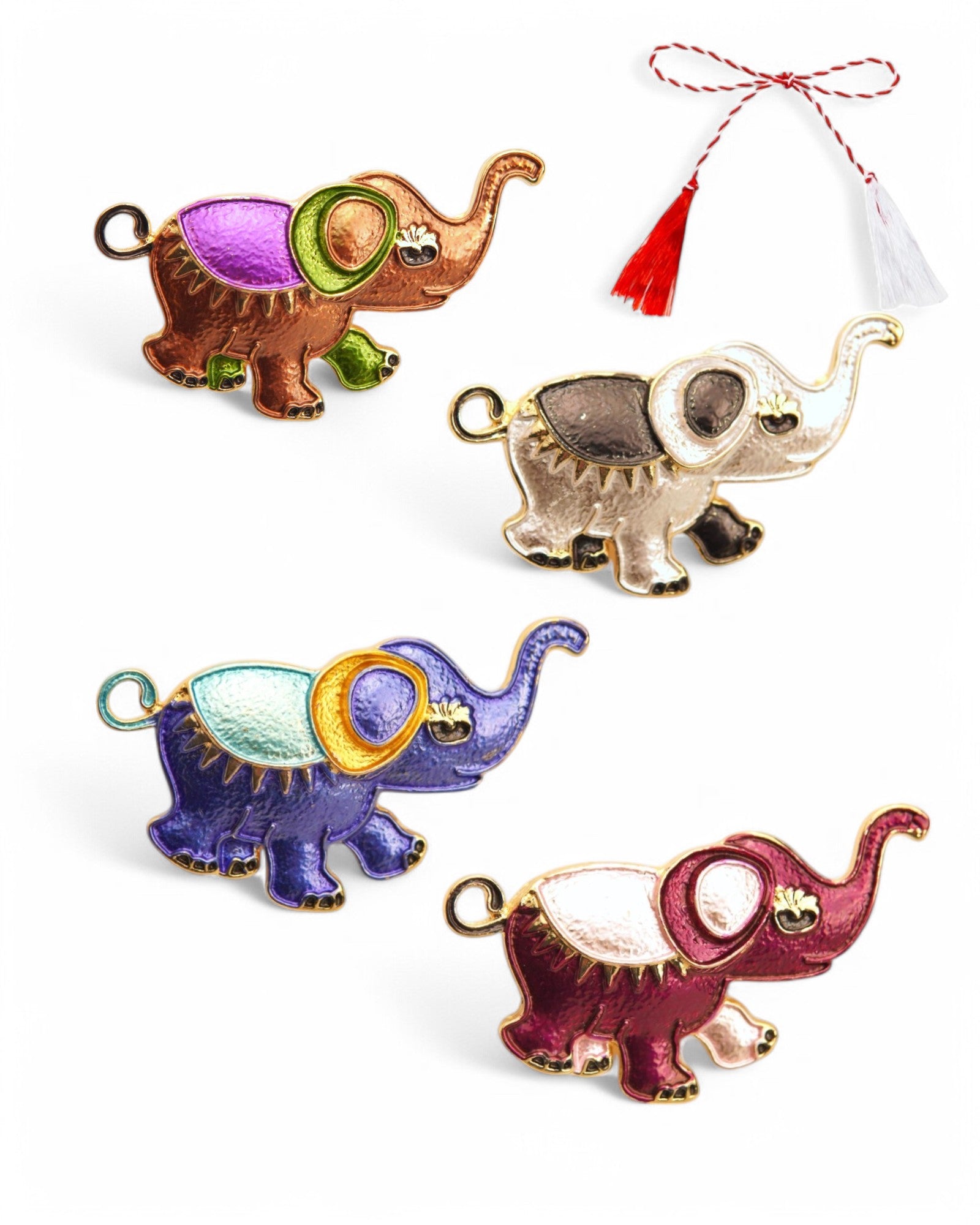 Set de patru broșe elefant colorate, prezentate alături de un mărțișor tradițional, pe fundal alb.