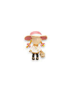 Broșă fetiță cu pălărie roz și rochie emailată, accesorii aurii și coșuleț detaliat.