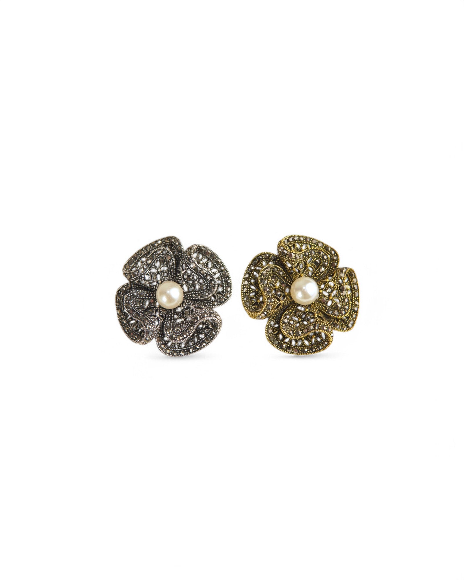 Broșă elegantă în formă de floare, decorată cu ștrasuri și perlă centrală, disponibilă în două culori.