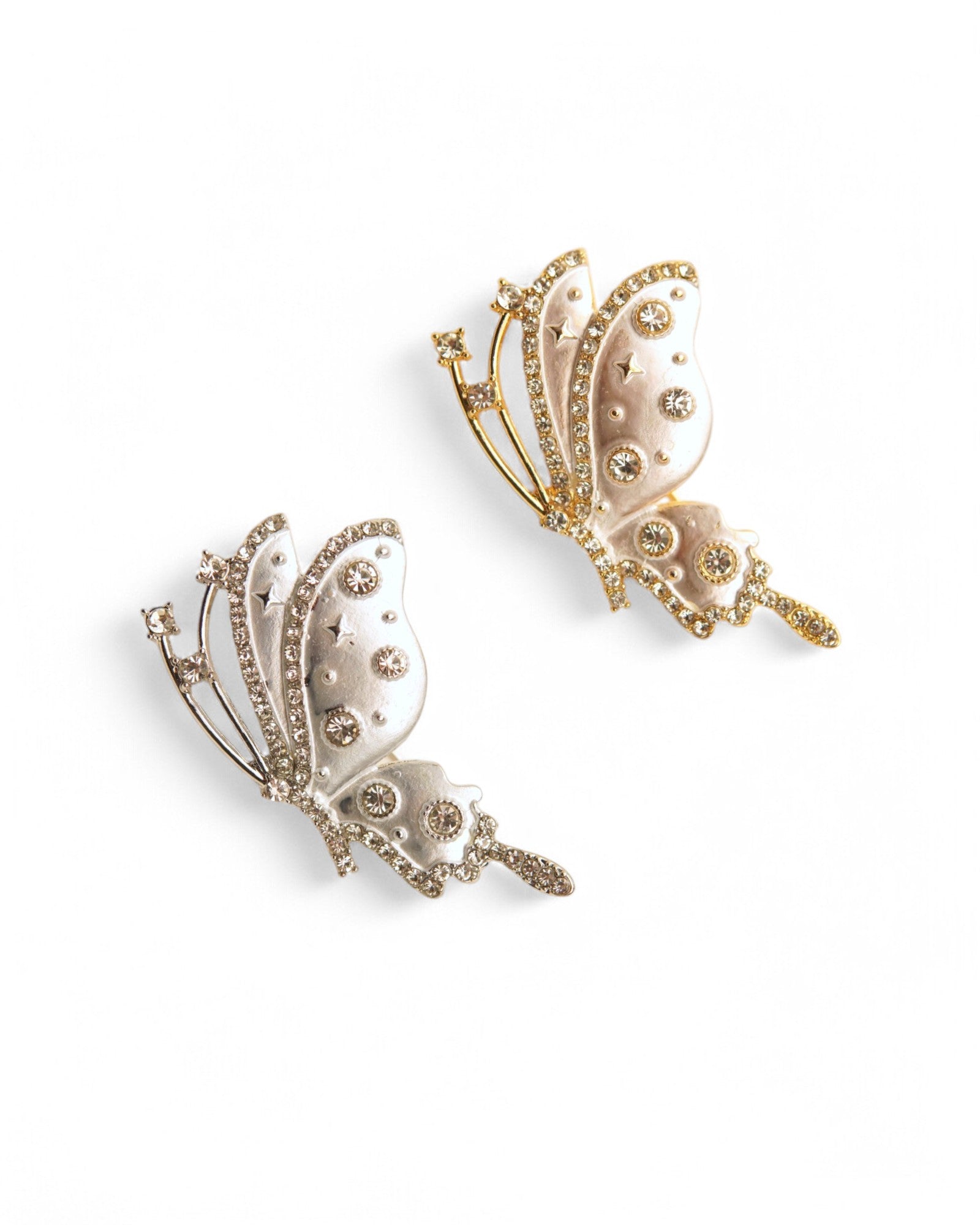Set de broșe fluture în nuanțe aurii și argintii, accesorizate cu strasuri elegante.