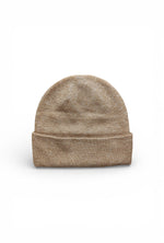 Căciulă tricotată culoare camel, design simplu cu manșetă, realizată din amestec cu lână și vâscoză.