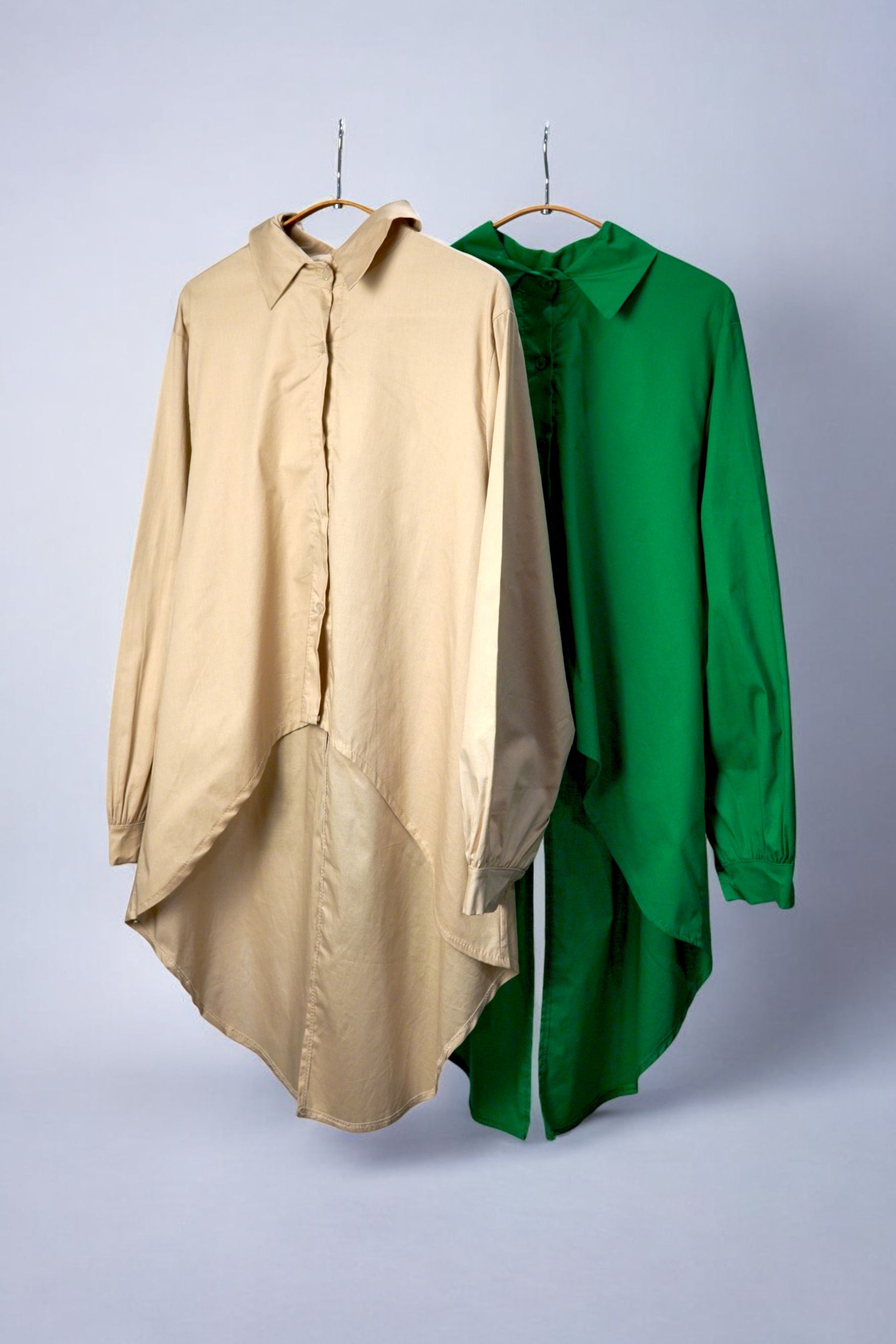 Cămașă asimetrică bej și verde din bumbac, cu croială largă și design elegant.